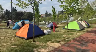 Deprem Sonrası İstanbul'da Vatandaşlar Parklarda Kalıyor