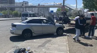 Diyarbakır'da otomobil devrildi: Sürücü yaralandı