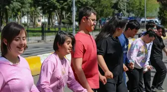 Down Sendromlu Öğrencilerden Folklor Gösterisi
