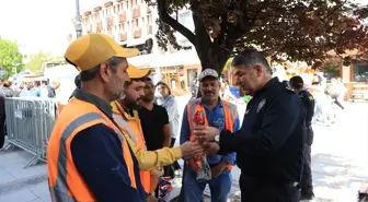 Edirne Emniyet Müdürü'nden 1 Mayıs'ta İşçilere Çiçek