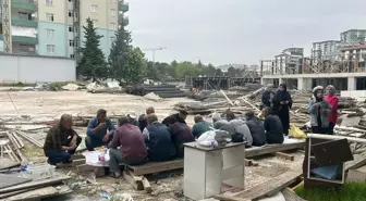 Elazığ'da Öğrencilerden İnşaat İşçilerine 1 Mayıs Sürprizi