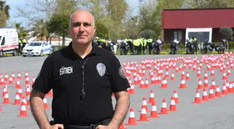 Emektar motosikletli trafik polis timi eğitmeni meslektaşlarına tecrübelerini aktarıyor