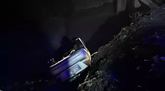 Erzurum'da Araç Dereye Yuvarlandı: 3 Yaralı