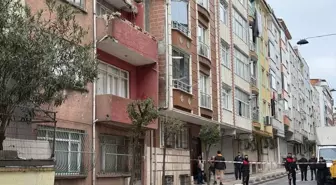 Esenler'de Çatısı Düşen Bina Tahliye Edildi
