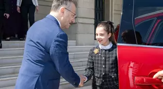 Eskişehir Valisi Aksoy koltuğunu ilkokul öğrencisine devretti