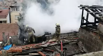 Fatih'te Gecekonduda Çıkan Yangın İtfaiye Tarafından Söndürüldü