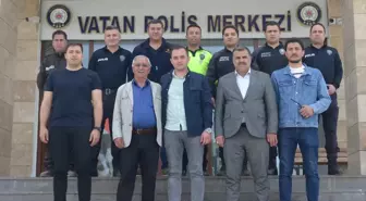 Polisler Kalp Krizi Geçiren Yaşılı Adamı Hastaneye Ulaştırdı