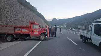Gümüşhane'de Kamyonet İstinat Duvarına Çarptı: Sürücü Ağır Yaralı