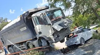 Hafriyat Kamyonu Fren Arızası Sonucu Park Halindeki Otomobile Çarptı
