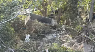 Hatay'da Freni Arızalanan Kamyon Uçuruma Devrildi: 1 Ölü, 1 Yaralı