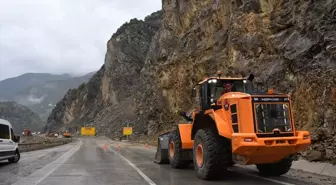 Gümüşhane-Giresun Kara Yolu Heyelan Sonrası Kontrollü Olarak Açıldı