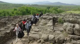 İslahiye'de lise öğrencileri arkeolojik parkta çevre temizliği yaptı