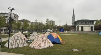 İstanbul'da deprem endişesi yaşayan bazı vatandaşlar, millet bahçeleri ve parklarda kalmayı sürdürüyor