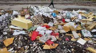 Buca'da Atık Yığını Esnafa Rahatsızlık Veriyor