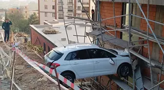 Kartal'da Otomobil İnşaat Alanına Sıkıştı, 4 Kişi Kurtarıldı