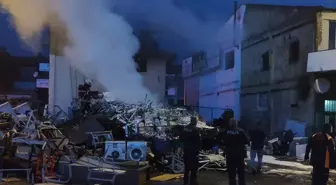 Kayseri'de Yıldırım Hurdalığı Ateşe Verdi