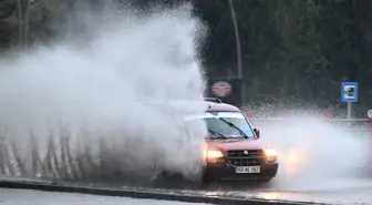 Kayseri'de Sağanak Yağış Trafiği Olumsuz Etkiledi