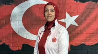 Kick boksçu anne baba 3 çocuğuyla beraber ringlerin tozunu attırıyor