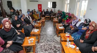 Kırsaldaki mahalleleri gezen ekipler kadınların kamu hizmetlerine ulaşmasını sağlıyor