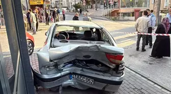 Gebze'de Hafif Ticari Araç ile Otomobil Çarpıştı: İki Yaralı