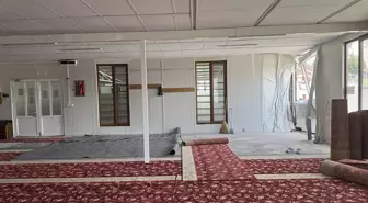 Kontrolden Çıkan Otomobil Camiye Girdi