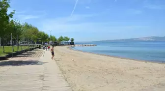 Karamürsel'de Gençler Güneş ve Denizin Tadını Çıkarıyor