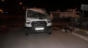 Beyşehir'de Devrilen Kamyonetteki Arılar Polisi Soktu