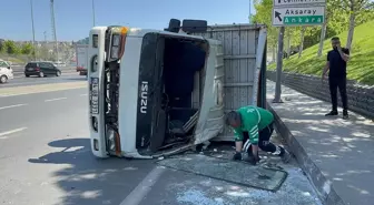 Küçükçekmece'de Devrilen Kamyonda İki Yaralı