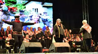 26. Geleneksel Tarım ve Seracılık Festivali'nde Kumluca Belediye Korosu Konser Verdi