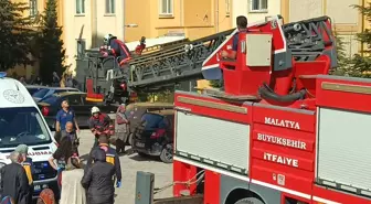 Malatya'da Apartman Yangını: 3 Kişi Dumandan Etkilendi