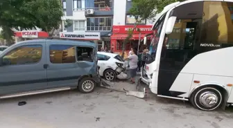 Manisa'da İşçi Servisi Park Halindeki Araçlara Çarptı: 1 Yaralı