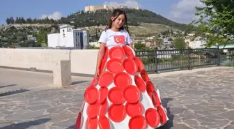 Silifke'de Atık Materiyallerden Tasarlanan Kıyafetlerle Defile Düzenlendi
