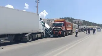 Mersin Silifke'de Kamyon Kazası: 15 Araç Hasar Gördü