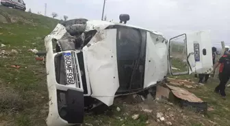 Nevşehir'de Hafif Ticari Araç Devrildi, 3 Yaralı