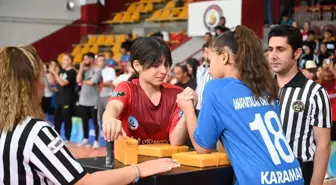 Konya'da Yıldızlar Bilek Güreşi Grup Müsabakaları Düzenleniyor