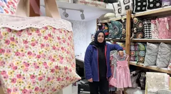 Emekli Öğretmenin Tasarımlarıyla Renkli Çantalar