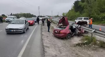 Sakarya'da Bariyerlere Saplanan Otomobilde 2 Kişi Ağır Yaralandı
