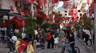 Marmaris'te 23 Nisan Coşkusu Sokaklarda Kutlandı