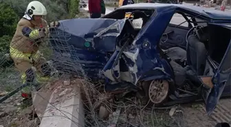Hatay'da Otomobil Kaldırıma Çarptı, 4 Yaralı