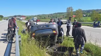 Samsun'da Devrilen Otomobilden Emniyet Kemeri ile Kurtuldular