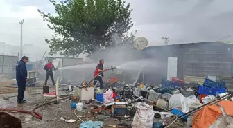 İdil'de Hurda Toplama Merkezinde Yangın