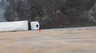 Suşehri'nde Kamyon Devrildi: Sürücü Yaralandı