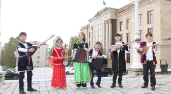 TİKA, Azerbaycan'daki Çocuk Güzel Sanatlar Okulu'na Müzik Aletleri Temin Etti