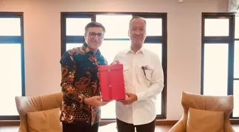 Türkiye'nin Cakarta Büyükelçisi Küçükcan, Endonezya Sanayi Bakanı Kartasasmita ile görüştü