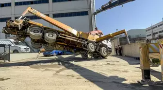 Tuzla'da Fabrika İnşaatında Beton Pompası Düşmesi: 2 İşçi Yaralandı
