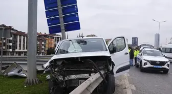 Ümraniye'de Kaza: Bariyerlere Saplanan Araçta İki Yaralı