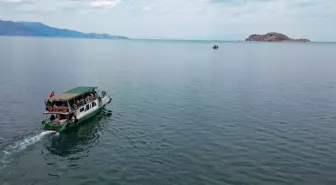 Üniversiteliler Van'ın güzelliklerini keşfederken çevre temizliği yapıyor