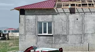 Van'da Şiddetli Rüzgar Sonrası İtfaiye Ekipleri Çalışmalarını Sürdürüyor
