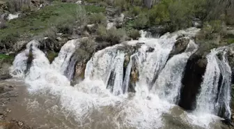 Muradiye Şelalesi, Yağışlarla Daha Coşkulu Akıyor