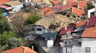 Denizli'de Tarihi Ahşap Ev Çöktü